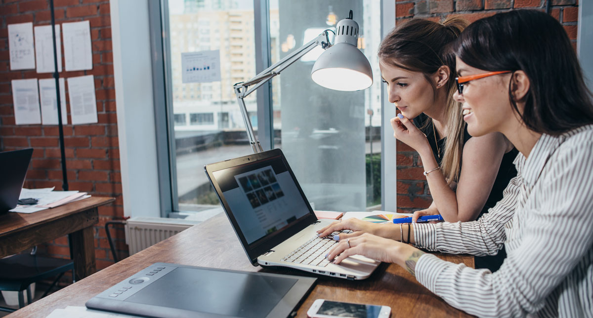 women on laptop analyse dental website performance
