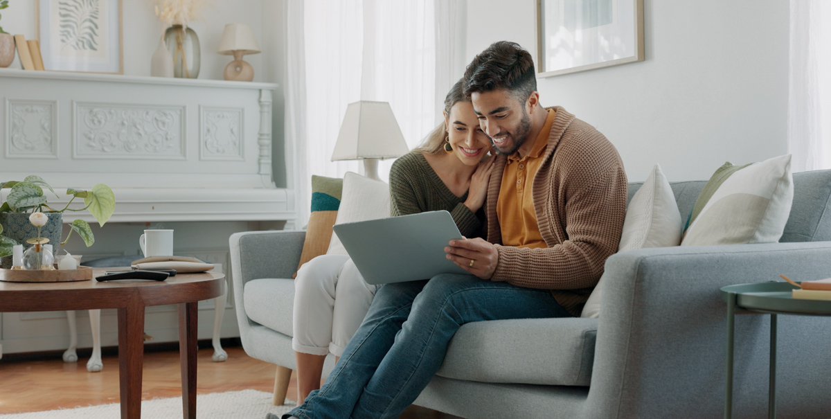couple sitting down looking at tablet to identify niche for ranking google keyword
